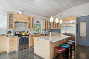 Folly Vacation 620 Entire Home plus Apt, one block to the beach and pet friendly的厨房或小厨房