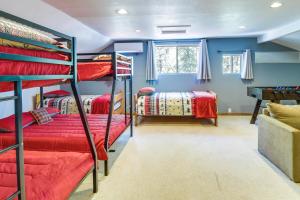 - une chambre avec 2 lits superposés et un bureau dans l'établissement Pinetop-Lakeside Family Home Near Rainbow Lake!, à Pinetop-Lakeside