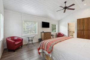 Folly Vacation 620 Entire Home plus Apt, one block to the beach and pet friendly客房内的一张或多张床位