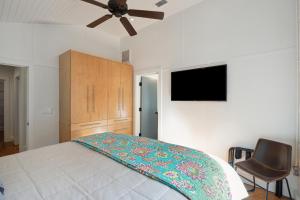 Folly Vacation 620 Entire Home plus Apt, one block to the beach and pet friendly的电视和/或娱乐中心