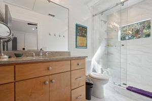 Folly Vacation 620 Entire Home plus Apt, one block to the beach and pet friendly的一间浴室