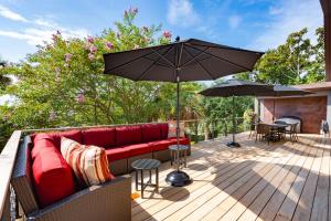 Folly Vacation 620 Entire Home plus Apt, one block to the beach and pet friendly的阳台或露台