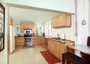 Folly Vacation 620 Entire Home plus Apt, one block to the beach and pet friendly的厨房或小厨房