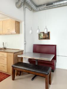 Folly Vacation 620 Entire Home plus Apt, one block to the beach and pet friendly的厨房或小厨房