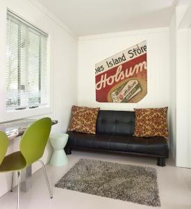 Folly Vacation 620 Entire Home plus Apt, one block to the beach and pet friendly的休息区