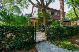 Folly Vacation 620 Entire Home plus Apt, one block to the beach and pet friendly外面的花园