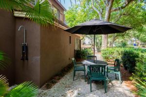 Folly Vacation 620 Entire Home plus Apt, one block to the beach and pet friendly外面的花园