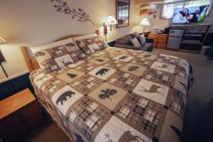 una camera con un letto con una trapunta sopra di Sunnyside Knoll- 4 cabin a Estes Park