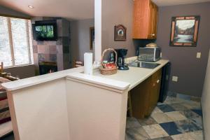 Kuchyň nebo kuchyňský kout v ubytování Fawn Valley Inn- 101 condo