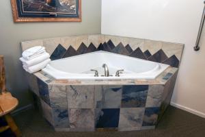 Koupelna v ubytování Fawn Valley Inn- 101 condo