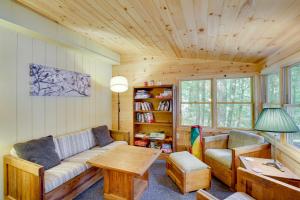 Seating area sa Waterfront Fayette Vacation Rental on Parker Pond!