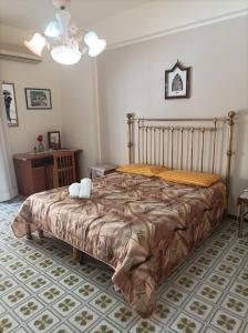 sypialnia z dużym łóżkiem w pokoju w obiekcie Signorile appartamento in condominio Rallo w mieście Palermo