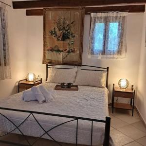 - une chambre avec un grand lit et 2 tables de chevet dans l'établissement Ηλιοβασίλεμα, à Chios