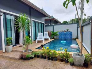 班奧南矛的住宿－Luxury Private Pool Villa-Ao Nang Krabi 2，在后院游泳池游泳的人