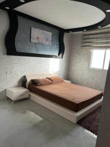 una camera con un grande letto di Appartement tarik 