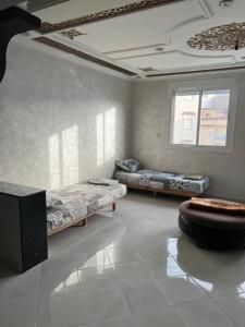 una camera con due letti e uno sgabello di Appartement tarik 