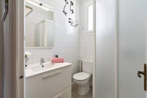 ブラナスにあるCASA MIMOSAの白いバスルーム(トイレ、シンク付)