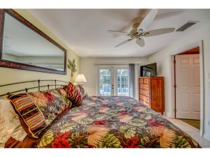 a bedroom with a bed and a ceiling fan at Villa Hideaway, Cape Coral in Cape Coral +38 photos