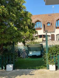 a yard with a green fence and a tree at B&B Tirassegno in Agnone