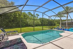 un'immagine di una piscina in una casa di 1061 Lake Berkley 4 Bed with Pool&Spa a Kissimmee