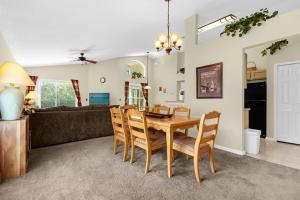 uma sala de jantar e sala de estar com mesa e cadeiras em 1061 Lake Berkley 4 Bed with Pool&Spa em Kissimmee