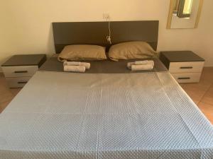 מיטה או מיטות בחדר ב-Sa domo e Peppa
