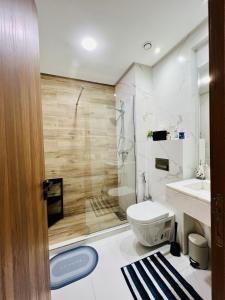 La salle de bains est pourvue d'une douche, de toilettes et d'un lavabo. dans l'établissement Rafina A12, à Casablanca