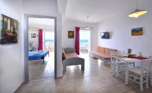 - un salon avec une table et une salle à manger dans l'établissement Arlen Beach Hotel, à Chersónissos