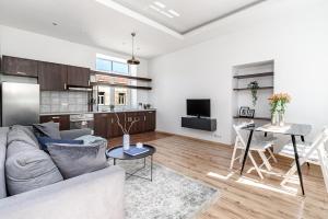 Kuchyň nebo kuchyňský kout v ubytování Spacious City Centre Apartment with Parking SELF CHECK-IN