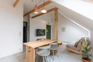 sala de estar con mesa de madera y sillas en Hotel Lechowitz, en Lechwitz