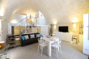 een woonkamer met een tafel en een bank bij Vivere nei Sassi in Matera