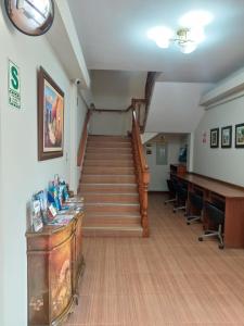 Habitación con escalera y escalera. en Lima Wasi Hotel Miraflores, en Lima