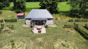 une vue aérienne sur une petite maison dans un champ dans l'établissement Cabane de l'R-mitage, à Modave