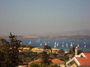 - une vue sur le port avec des voiliers dans l'eau dans l'établissement Despina Studios and Apartments, à Lassi