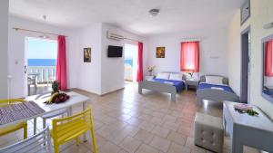 - un salon avec un canapé et une table dans l'établissement Arlen Beach Hotel, à Chersónissos