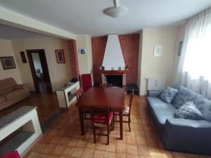 sala de estar con mesa y sofá en Villa Azzurrina en Filettole