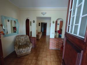 een woonkamer met een stoel en een bank bij Villa Azzurrina in Filettole