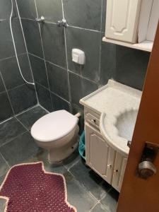 a bathroom with a toilet and a sink at kitnet para casal em Taguatinga-DF in Brasilia