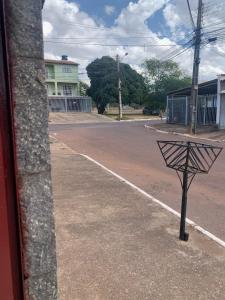 uma rua vazia com um sinal na berma da estrada em kitnet para casal em Taguatinga-DF em Brasília