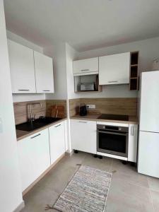 Kitchen o kitchenette sa Exceptionnelle Vue Mer Calvi - Piscine - T2