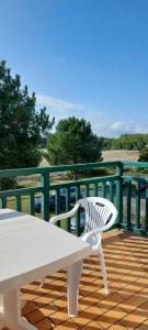 a white bench sitting on top of a deck at Plage à 300m - Appartement 4 personnes - Parking privé in Pornichet