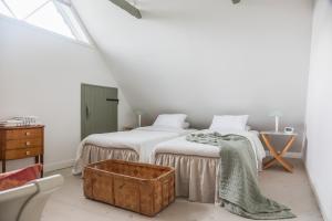 a bedroom with two beds and a wooden box at Villa Verde Österlen in Glemminge