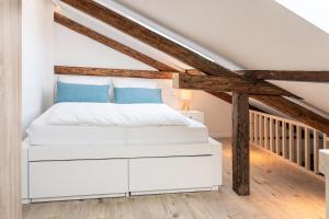 Ένα ή περισσότερα κρεβάτια σε δωμάτιο στο CREST - Riverside Lofts mit Parken I Balkon I Küche I Regendusche