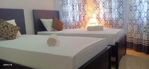 - une chambre avec 2 lits et un lit sidx sidx dans l'établissement Kavee Transit Hotel, à Katunayake