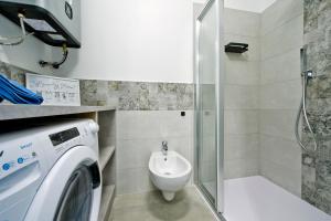 Un baño con lavadora y lavabo. en Como per Voi-Tre minuti dal lago, en Como 28 fotos más