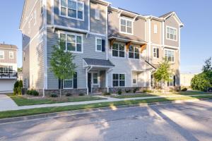 un edificio de apartamentos con una calle delante en Cozy South Carolina Abode - Steps from Main Street, en Greenville