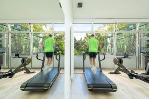 クレーフェルトにあるHotel Krefelder Hofの体育館のトレッドミル走行者