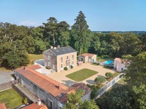 uma vista aérea de uma casa com um grande pátio em Maison de Maître -Piscine-15 P em Basse-Goulaine