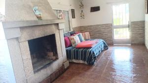 sala de estar con chimenea y sofá en 4 bedrooms house with enclosed garden at Touro, en Touro