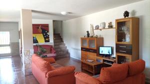 Televízia a/alebo spoločenská miestnosť v ubytovaní Spacious House with Garden in Touro – Family-Friendly